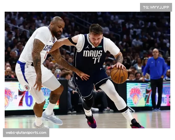 东契奇与爱德华兹对飙,两人三节均已得分30+